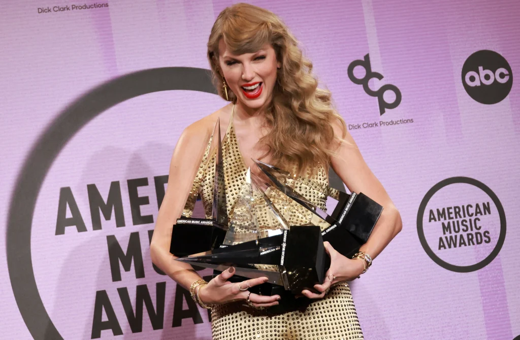 Taylor Swift- American Music Awards - KUBET